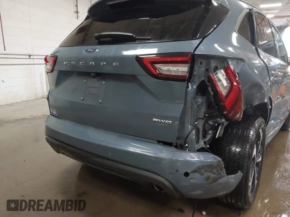 ✅ 2023 Ford Escape ST-Line Elite • VIN: 1FMCU9PA4PUA43498 • Lot: 43140770. Wystawiony na IAAI z przebiegiem 15 382 mil. Bezpłatny archiwum sprzedaży aukcyjnych z USA i szczegółowy raport historii pojazdu na DreamBid. Zdjęcie 17.