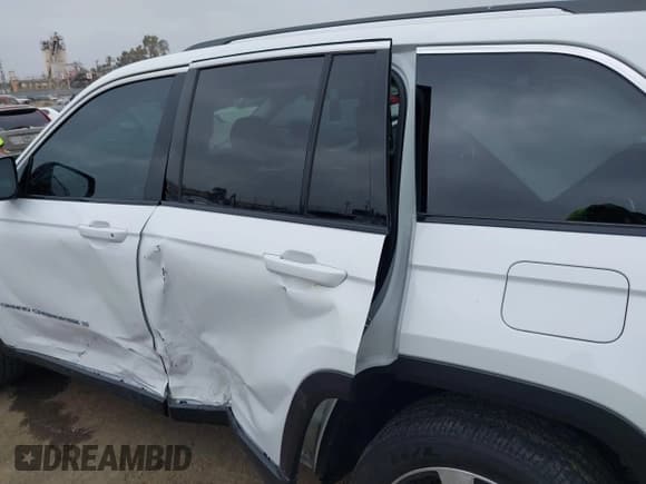 ✅ 2022 Jeep Grand Cherokee • VIN: 1C4RJYB67N8761928 • Lot: 42248811. Listed on IAAI with 28,831 mi. Free auction sales archive from the USA and detailed vehicle history report at DreamBid. Image 6.