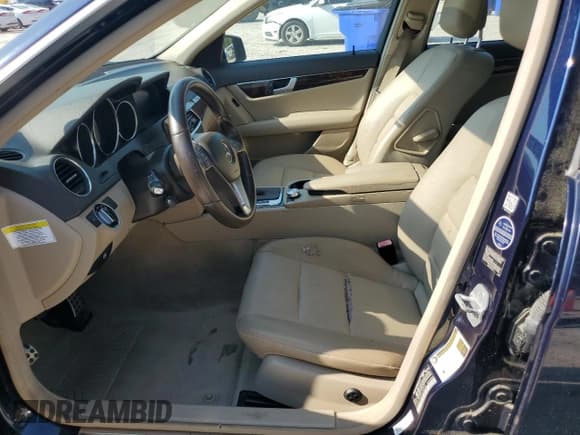 ✅ 2013 Mercedes-Benz C 250 Sport • VIN: WDDGF4HB0DA750742 • Lot: 62776725. Wystawiony na Copart z przebiegiem Nie podano. Bezpłatny archiwum sprzedaży aukcyjnych z USA i szczegółowy raport historii pojazdu na DreamBid. Zdjęcie 7.