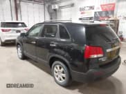 ✅ 2013 Kia Sorento LX • VIN: 5XYKTDA22DG369112 • Лот: 43618370. Опубликован ранее на IAAI с пробегом 138 962 миль. Бесплатный доступ к архиву аукционных продаж из США и подробный отчёт об истории автомобиля на DreamBid. Изображение 3.