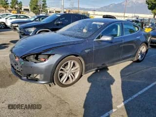 ✅ 2015 Tesla Model S 85D • VIN: 5YJSA1H26FF080304 • Лот: 92884955. Опубликован ранее на Copart с пробегом 236 546 миль. Бесплатный доступ к архиву аукционных продаж из США и подробный отчёт об истории автомобиля на DreamBid. Изображение 1.
