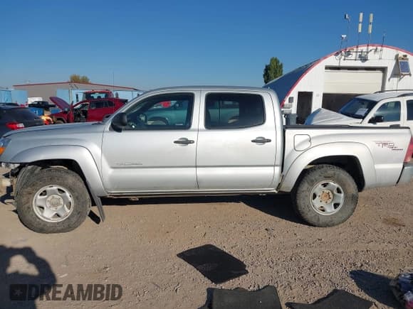 ✅ 2006 Toyota Tacoma • VIN: 3TMLU42N96M004572 • Lot: 43189414. Listed on IAAI with 121,310 mi. Free auction sales archive from the USA and detailed vehicle history report at DreamBid. Image 15.