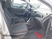 ✅ 2020 Chevrolet Trax LS • VIN: KL7CJKSB0LB312202 • Lot: 43736937. Wystawiony na IAAI z przebiegiem 45 557 mil. Bezpłatny archiwum sprzedaży aukcyjnych z USA i szczegółowy raport historii pojazdu na DreamBid. Zdjęcie 5.