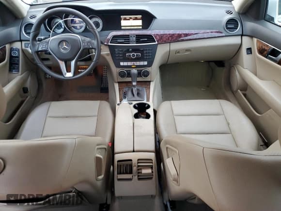 ✅ 2013 Mercedes-Benz C 250 Sport • VIN: WDDGF4HB4DR296819 • Lot: 91027355. Wystawiony na Copart z przebiegiem 65 670 mil. Bezpłatny archiwum sprzedaży aukcyjnych z USA i szczegółowy raport historii pojazdu na DreamBid. Zdjęcie 8.