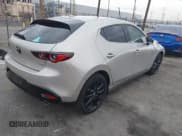 ✅ 2023 Mazda 3 S Premium • VIN: JM1BPBMM9P1608889 • Lot: 41206243. Wystawiony na IAAI z przebiegiem 22 217 mil. Bezpłatny archiwum sprzedaży aukcyjnych z USA i szczegółowy raport historii pojazdu na DreamBid. Zdjęcie 4.