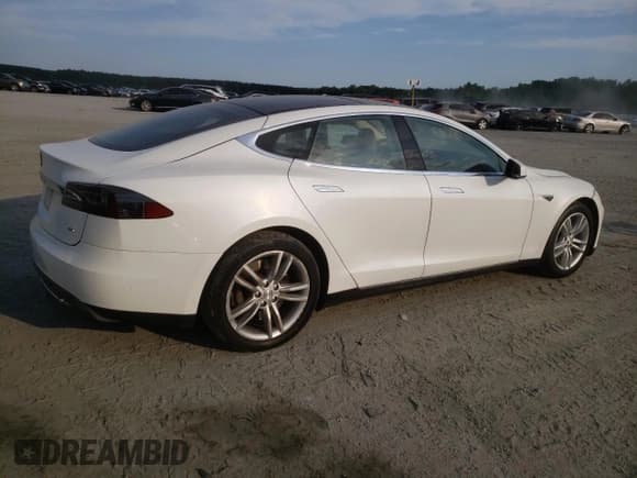 ✅ 2014 Tesla Model S 60 • VIN: 5YJSA1H18EFP33284 • Lot: 57434905. Wystawiony na Copart z przebiegiem 156 750 mil. Bezpłatny archiwum sprzedaży aukcyjnych z USA i szczegółowy raport historii pojazdu na DreamBid. Zdjęcie 3.