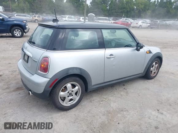 ✅ 2010 MINI Hardtop • VIN: WMWMF3C58ATZ66375 • Lot: 42969522. Wystawiony na IAAI z przebiegiem 88 174 mil. Bezpłatny archiwum sprzedaży aukcyjnych z USA i szczegółowy raport historii pojazdu na DreamBid. Zdjęcie 4.