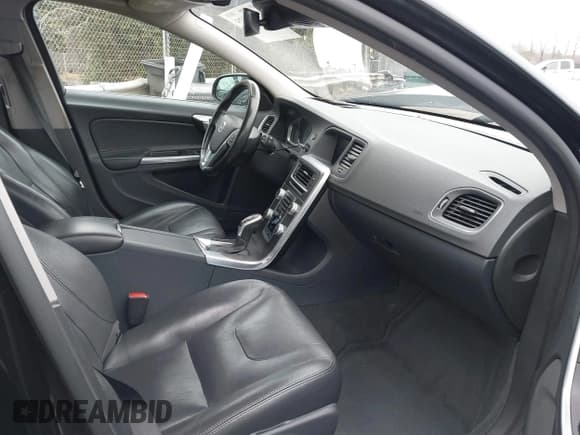 ✅ 2016 Volvo V60 T5 Drive-E Premier • VIN: YV140MEK5G1299728 • Lot: 41550325. Wystawiony na IAAI z przebiegiem 134 507 mil. Bezpłatny archiwum sprzedaży aukcyjnych z USA i szczegółowy raport historii pojazdu na DreamBid. Zdjęcie 5.