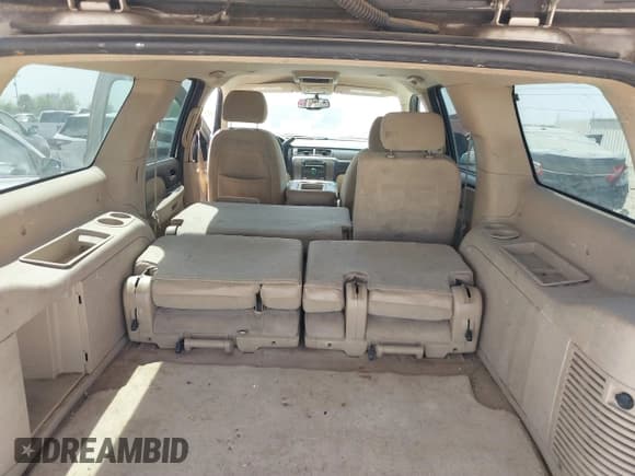 ✅ 2007 Chevrolet Suburban LT • VIN: 3GNFC16JX7G133370 • Lot: 41823107. Wystawiony na IAAI z przebiegiem 246 261 mil. Bezpłatny archiwum sprzedaży aukcyjnych z USA i szczegółowy raport historii pojazdu na DreamBid. Zdjęcie 8.