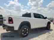 2020 Ram 1500 Rebel z VIN 1C6SRFLM5LN364977, wystawiony jako Copart lot #70115965 z przebiegiem 96 631 mil mil oraz Szkoda całkowita • Salvage title. Historia ofert i sprzedaży dostępna na DreamBid. Obrazek 3.