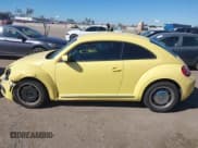 ✅ 2013 Volkswagen Beetle 2.5L • VIN: 3VWJP7AT8DM617745 • Lot: 43493323. Wystawiony na IAAI z przebiegiem 118 418 mil. Bezpłatny archiwum sprzedaży aukcyjnych z USA i szczegółowy raport historii pojazdu na DreamBid. Zdjęcie 14.
