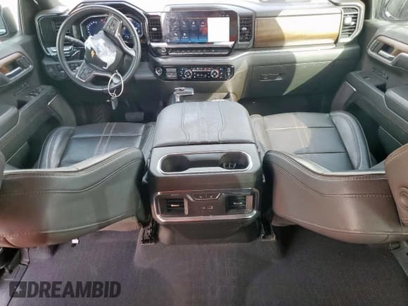 ✅ 2023 Chevrolet Silverado 1500 High Country • VIN: 2GCUDJED1P1137390 • Lot: 63263275. Wystawiony na Copart z przebiegiem 42 027 mil. Bezpłatny archiwum sprzedaży aukcyjnych z USA i szczegółowy raport historii pojazdu na DreamBid. Zdjęcie 8.