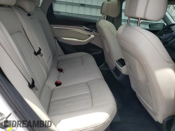 ✅ 2021 Audi e-tron Premium • VIN: WA1AAAGE2MB012681 • Лот: 62984765. Опубликован ранее на Copart с пробегом 24 331 миль. Бесплатный доступ к архиву аукционных продаж из США и подробный отчёт об истории автомобиля на DreamBid. Изображение 11.