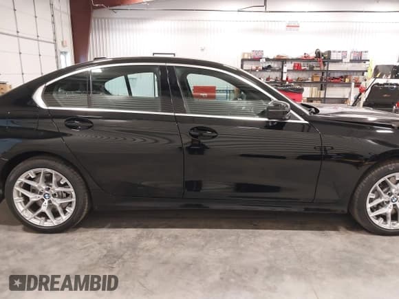 ✅ 2025 BMW 3 Series 330i xDrive • VIN: 3MW89CW03S8F07417 • Lot: 41645759. Wystawiony na IAAI z przebiegiem 1 345 mil. Bezpłatny archiwum sprzedaży aukcyjnych z USA i szczegółowy raport historii pojazdu na DreamBid. Zdjęcie 14.