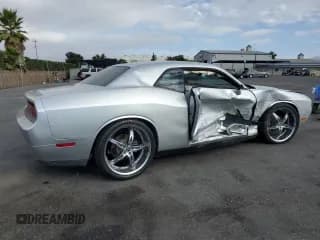 ✅ 2009 Dodge Challenger SE • VIN: 2B3LJ44V09H632935 • Lot: 72086674. Wystawiony na Copart z przebiegiem 64 028 mil. Bezpłatny archiwum sprzedaży aukcyjnych z USA i szczegółowy raport historii pojazdu na DreamBid. Zdjęcie 3.