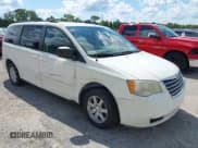 ✅ 2010 Chrysler Town & Country LX • VIN: 2A4RR2D15AR392468 • Lot: 43015328. Wystawiony na IAAI z przebiegiem 165 515 mil. Bezpłatny archiwum sprzedaży aukcyjnych z USA i szczegółowy raport historii pojazdu na DreamBid. Zdjęcie 1.
