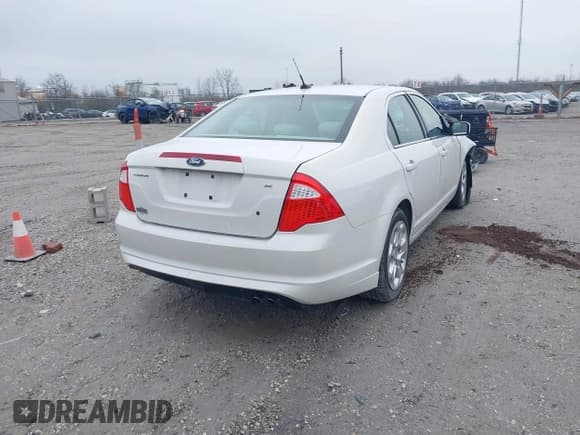 ✅ 2010 Ford Fusion SE • VIN: 3FAHP0HA1AR178700 • Lot: 43734481. Wystawiony na IAAI z przebiegiem 80 996 mil. Bezpłatny archiwum sprzedaży aukcyjnych z USA i szczegółowy raport historii pojazdu na DreamBid. Zdjęcie 4.