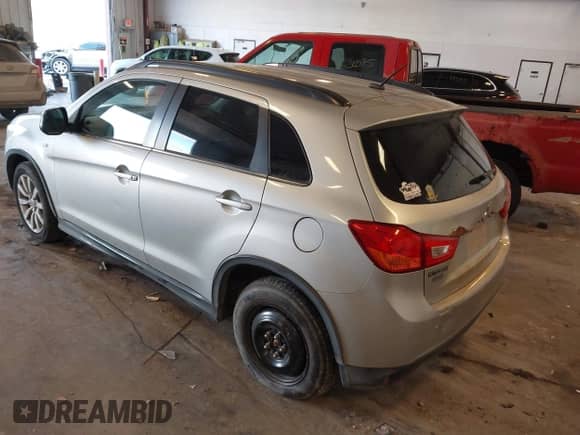 2013 Mitsubishi Outlander LE z VIN 4A4AR5AU1DE024530, wystawiony jako IAAI lot #43578980 z przebiegiem 230 778 mil mil oraz . Historia ofert i sprzedaży dostępna na DreamBid. Obrazek 3.