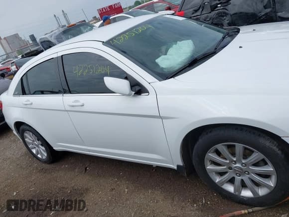✅ 2013 Chrysler 200 Touring • VIN: 1C3CCBBB3DN595647 • Lot: 42251204. Wystawiony na IAAI z przebiegiem 97 130 mil. Bezpłatny archiwum sprzedaży aukcyjnych z USA i szczegółowy raport historii pojazdu na DreamBid. Zdjęcie 13.