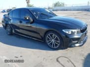 ✅ 2019 BMW 3 Series 330i • VIN: WBA5R1C54KAK10720 • Lot: 43388773. Wystawiony na IAAI z przebiegiem 44 293 mil. Bezpłatny archiwum sprzedaży aukcyjnych z USA i szczegółowy raport historii pojazdu na DreamBid. Zdjęcie 1.