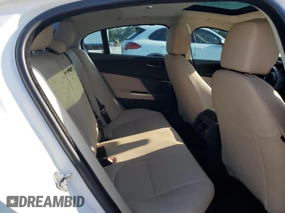 ✅ 2019 Jaguar XE 25t Premium • VIN: SAJAD4FX4KCP45437 • Lot: 55607455. Wystawiony na Copart z przebiegiem 80 766 mil. Bezpłatny archiwum sprzedaży aukcyjnych z USA i szczegółowy raport historii pojazdu na DreamBid. Zdjęcie 10.