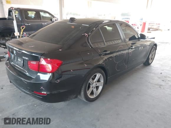 ✅ 2013 BMW 3 Series 328i • VIN: WBA3A5C53DF358062 • Lot: 43794471. Wystawiony na IAAI z przebiegiem 158 048 mil. Bezpłatny archiwum sprzedaży aukcyjnych z USA i szczegółowy raport historii pojazdu na DreamBid. Zdjęcie 4.