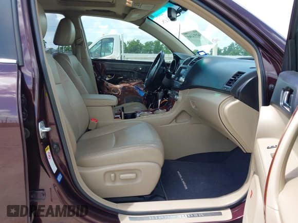 ✅ 2011 Toyota Highlander Limited • VIN: 5TDYK3EH0BS039636 • Lot: 42514365. Listed on IAAI with 200,847 mi. Free auction sales archive from the USA and detailed vehicle history report at DreamBid. Image 5.