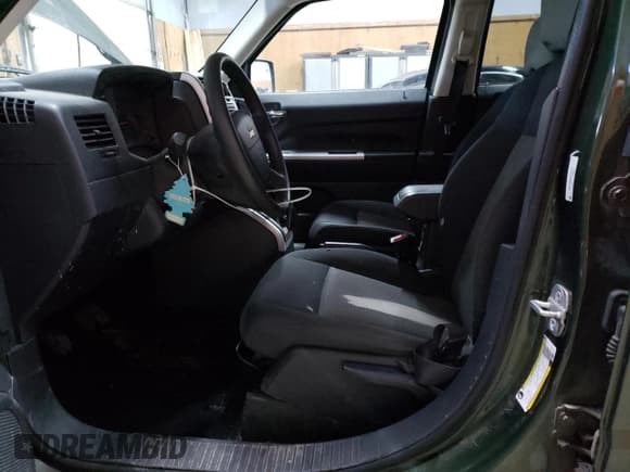 ✅ 2008 Jeep Patriot Sport • VIN: 1J8FF28W68D654107 • Lot: 92203955. Listed on Copart with 152,811 mi. Free auction sales archive from the USA and detailed vehicle history report at DreamBid. Image 7.