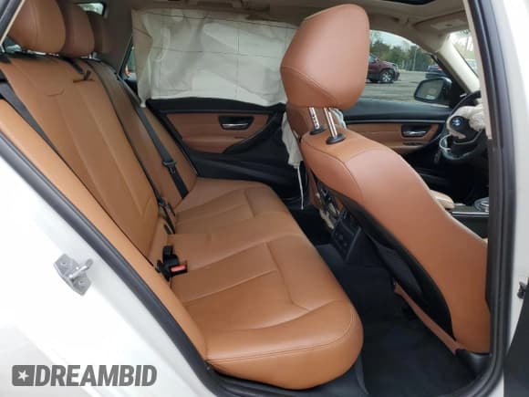 ✅ 2015 BMW 3 Series 328i xDrive • VIN: WBA3G7C50FK296818 • Lot: 83864145. Wystawiony na Copart z przebiegiem 72 887 mil. Bezpłatny archiwum sprzedaży aukcyjnych z USA i szczegółowy raport historii pojazdu na DreamBid. Zdjęcie 11.