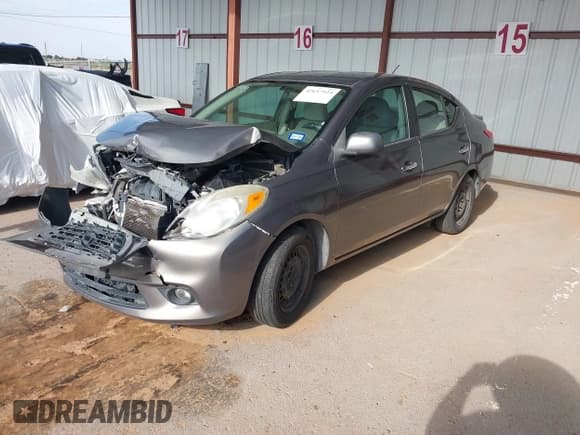 ✅ 2013 Nissan Versa S Plus • VIN: 3N1CN7AP5DL888422 • Lot: 42657923. Wystawiony na IAAI z przebiegiem 167 549 mil. Bezpłatny archiwum sprzedaży aukcyjnych z USA i szczegółowy raport historii pojazdu na DreamBid. Zdjęcie 2.
