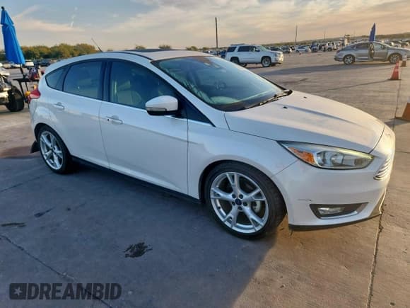 ✅ 2015 Ford Focus Titanium • VIN: 1FADP3N27FL333995 • Lot: 92610975. Wystawiony na Copart z przebiegiem 97 799 mil. Bezpłatny archiwum sprzedaży aukcyjnych z USA i szczegółowy raport historii pojazdu na DreamBid. Zdjęcie 4.