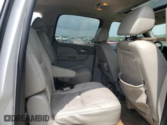 ✅ 2009 Chevrolet Suburban LTZ • VIN: 1GNFC36J49R174141 • Lot: 53487975. Wystawiony na Copart z przebiegiem 228 242 mil. Bezpłatny archiwum sprzedaży aukcyjnych z USA i szczegółowy raport historii pojazdu na DreamBid. Zdjęcie 11.