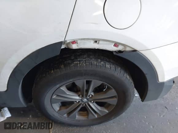 2015 Hyundai Santa Fe z VIN 5XYZTDLB4FG294735, wystawiony jako IAAI lot #43230960 z przebiegiem 169 342 mil mil oraz . Historia ofert i sprzedaży dostępna na DreamBid. Obrazek 6.