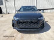 ✅ 2024 Audi SQ8 Prestige • VIN: WA1CWBF11RD007952 • Lot: 64966725. Wystawiony na Copart z przebiegiem 21 257 mil. Bezpłatny archiwum sprzedaży aukcyjnych z USA i szczegółowy raport historii pojazdu na DreamBid. Zdjęcie 5.