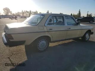 ✅ 1981 Mercedes-Benz 240 • VIN: WDBAB23AXBB271605 • Lot: 49842105. Listed on Copart with 176,824 mi. Free auction sales archive from the USA and detailed vehicle history report at DreamBid. Image 3.