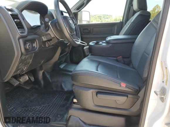 ✅ 2024 Ram 2500 Tradesman • VIN: 3C6UR5HJ8RG317817 • Lot: 71229995. Wystawiony na Copart z przebiegiem 3 028 mil. Bezpłatny archiwum sprzedaży aukcyjnych z USA i szczegółowy raport historii pojazdu na DreamBid. Zdjęcie 7.