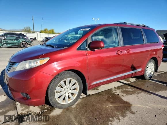 ✅ 2014 Toyota Sienna LE • VIN: 5TDJK3DC4ES073509 • Lot: 84785665. Listed on Copart with 204,196 mi. Free auction sales archive from the USA and detailed vehicle history report at DreamBid. Image 1.