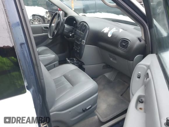 ✅ 2005 Dodge Caravan SXT • VIN: 2D4GP44L85R596402 • Lot: 43877457. Wystawiony na IAAI z przebiegiem 88 203 mil. Bezpłatny archiwum sprzedaży aukcyjnych z USA i szczegółowy raport historii pojazdu na DreamBid. Zdjęcie 5.