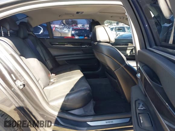 ✅ 2012 BMW 7 Series 750Li • VIN: WBAKB8C55CC962979 • Lot: 42784812. Wystawiony na IAAI z przebiegiem 167 852 mil. Bezpłatny archiwum sprzedaży aukcyjnych z USA i szczegółowy raport historii pojazdu na DreamBid. Zdjęcie 8.