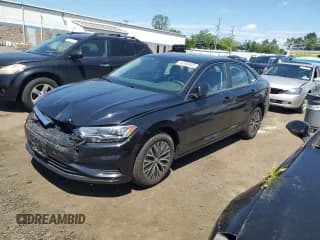 ✅ 2021 Volkswagen Jetta S • VIN: 3VWN57BU3MM084525 • Lot: 62050425. Wystawiony na Copart z przebiegiem 43 809 mil. Bezpłatny archiwum sprzedaży aukcyjnych z USA i szczegółowy raport historii pojazdu na DreamBid. Zdjęcie 1.