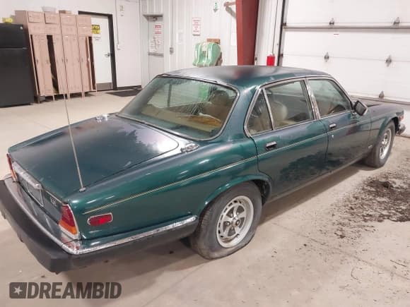 ✅ 1985 Jaguar XJ • VIN: SAJAV1347FC414864 • Lot: 42118511. Listed on IAAI with 117,185 mi. Free auction sales archive from the USA and detailed vehicle history report at DreamBid. Image 4.