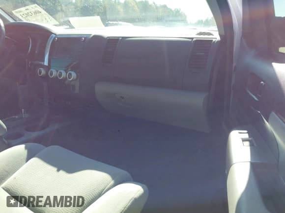 ✅ 2022 Toyota Sequoia • VIN: 5TDAY5A12NS076471 • Lot: 40632023. Wystawiony na IAAI z przebiegiem 64 432 mil. Bezpłatny archiwum sprzedaży aukcyjnych z USA i szczegółowy raport historii pojazdu na DreamBid. Zdjęcie 5.