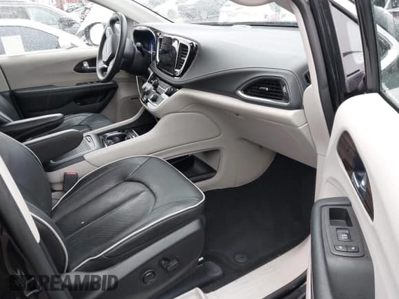 ✅ 2022 Chrysler Pacifica Hybrid Limited • VIN: 2C4RC1S73NR181350 • Лот: 43667865. Опубликован ранее на IAAI с пробегом 51 712 миль. Бесплатный доступ к архиву аукционных продаж из США и подробный отчёт об истории автомобиля на DreamBid. Изображение 5.