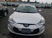 ✅ 2017 Hyundai Veloster • VIN: KMHTC6AD2HU321868 • Lot: 79083584. Wystawiony na Copart z przebiegiem 105 528 mil. Bezpłatny archiwum sprzedaży aukcyjnych z USA i szczegółowy raport historii pojazdu na DreamBid. Zdjęcie 5.