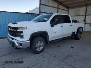 2024 Chevrolet Silverado 2500HD Work Truck с VIN 2GC4YLE73R1116053, выставлен на аукционе Copart как лот 69352555 с пробегом 57 082 миль миль и Списание • Salvage title. История ставок и продаж доступна на DreamBid. Изображение 1.