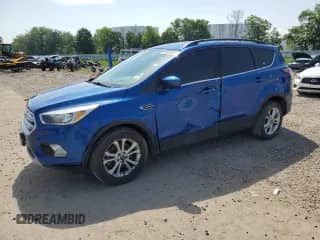 2018 Ford Escape SE z VIN 1FMCU9GD8JUC25299, wystawiony jako Copart lot #65052085 z przebiegiem 101 263 mil mil oraz Czysty tytuł • Clean title. Historia ofert i sprzedaży dostępna na DreamBid. Obrazek 1.