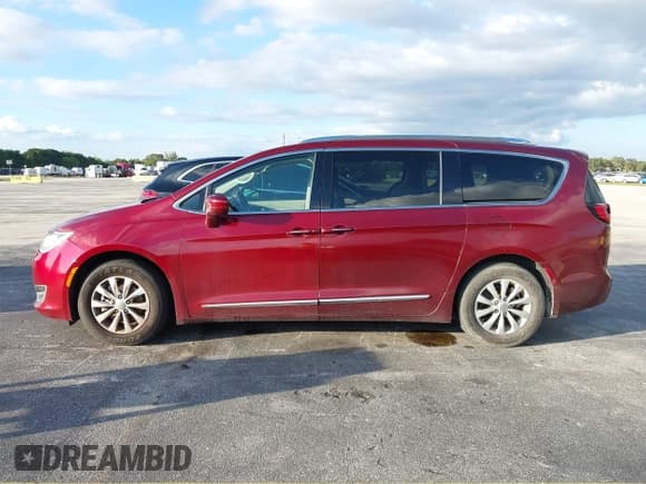 ✅ 2019 Chrysler Pacifica Touring L • VIN: 2C4RC1BG9KR680701 • Lot: 43586083. Listed on IAAI with 191,825 mi. Free auction sales archive from the USA and detailed vehicle history report at DreamBid. Image 13.