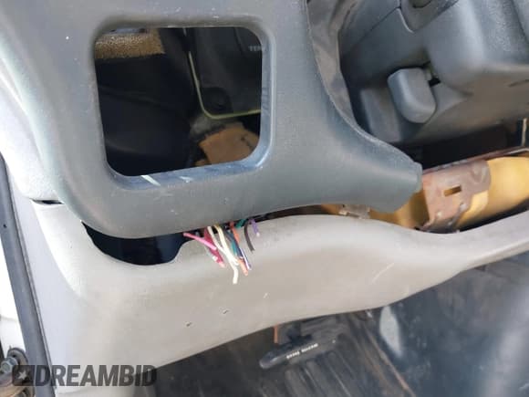 ✅ 1998 GMC Savana • VIN: 1GTFG25M2W1074245 • Lot: 42218543. Wystawiony na IAAI z przebiegiem Nie podano. Bezpłatny archiwum sprzedaży aukcyjnych z USA i szczegółowy raport historii pojazdu na DreamBid. Zdjęcie 6.