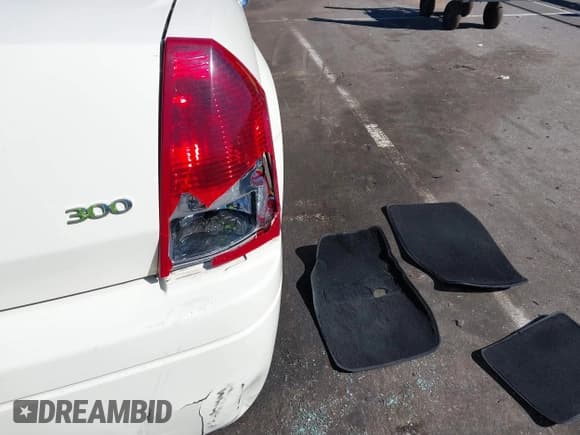 ✅ 2007 Chrysler 300 • VIN: 2C3KA43R97H710564 • Lot: 43483894. Listed on IAAI with 143,790 mi. Free auction sales archive from the USA and detailed vehicle history report at DreamBid. Image 13.