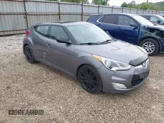 2012 Hyundai Veloster w/Gray Int z VIN KMHTC6ADXCU030284, wystawiony jako IAAI lot #42445394 z przebiegiem 156 536 mil mil oraz . Historia ofert i sprzedaży dostępna na DreamBid. Obrazek 1.